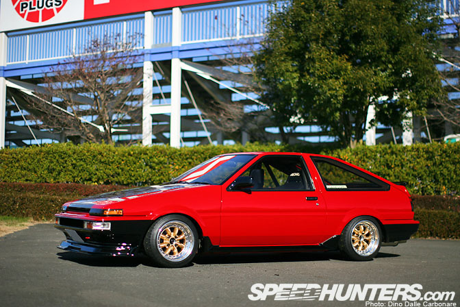 Red AE86 with gold rims