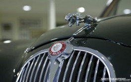 1920x1200 Jaguar MkII nose badgePhoto by Jonathan Moore