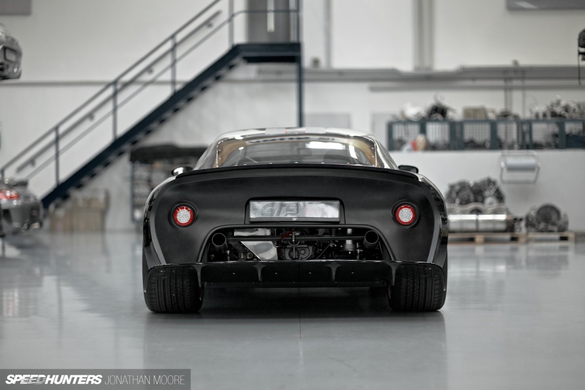 The workshop of specialist Porsche tuners 9FF
