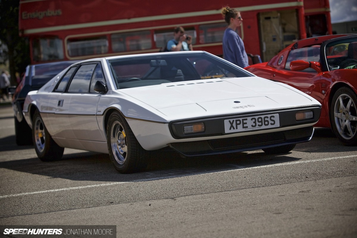 Silverstone_Classic_2015-Lotus_Esprit-001