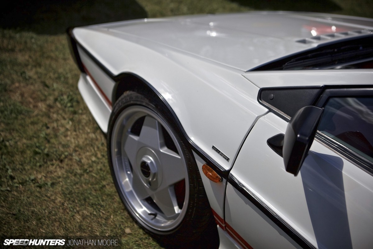 Silverstone_Classic_2015-Lotus_Esprit-003