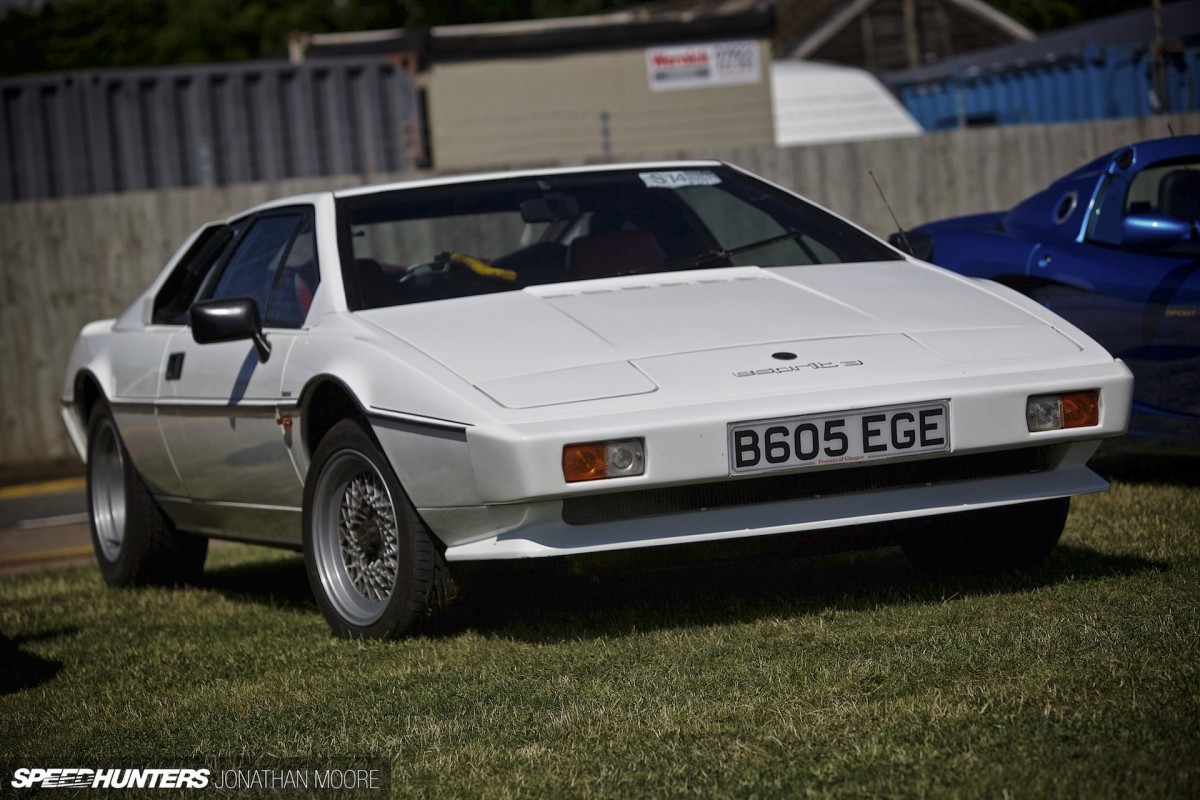 Silverstone_Classic_2015-Lotus_Esprit-004
