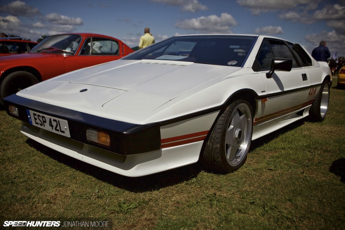 Silverstone_Classic_2015-Lotus_Esprit-006