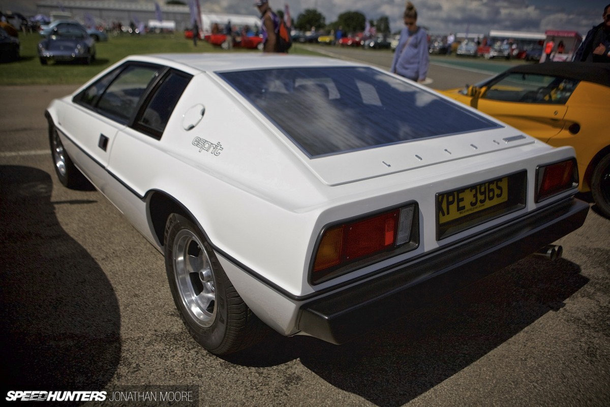 Silverstone_Classic_2015-Lotus_Esprit-008