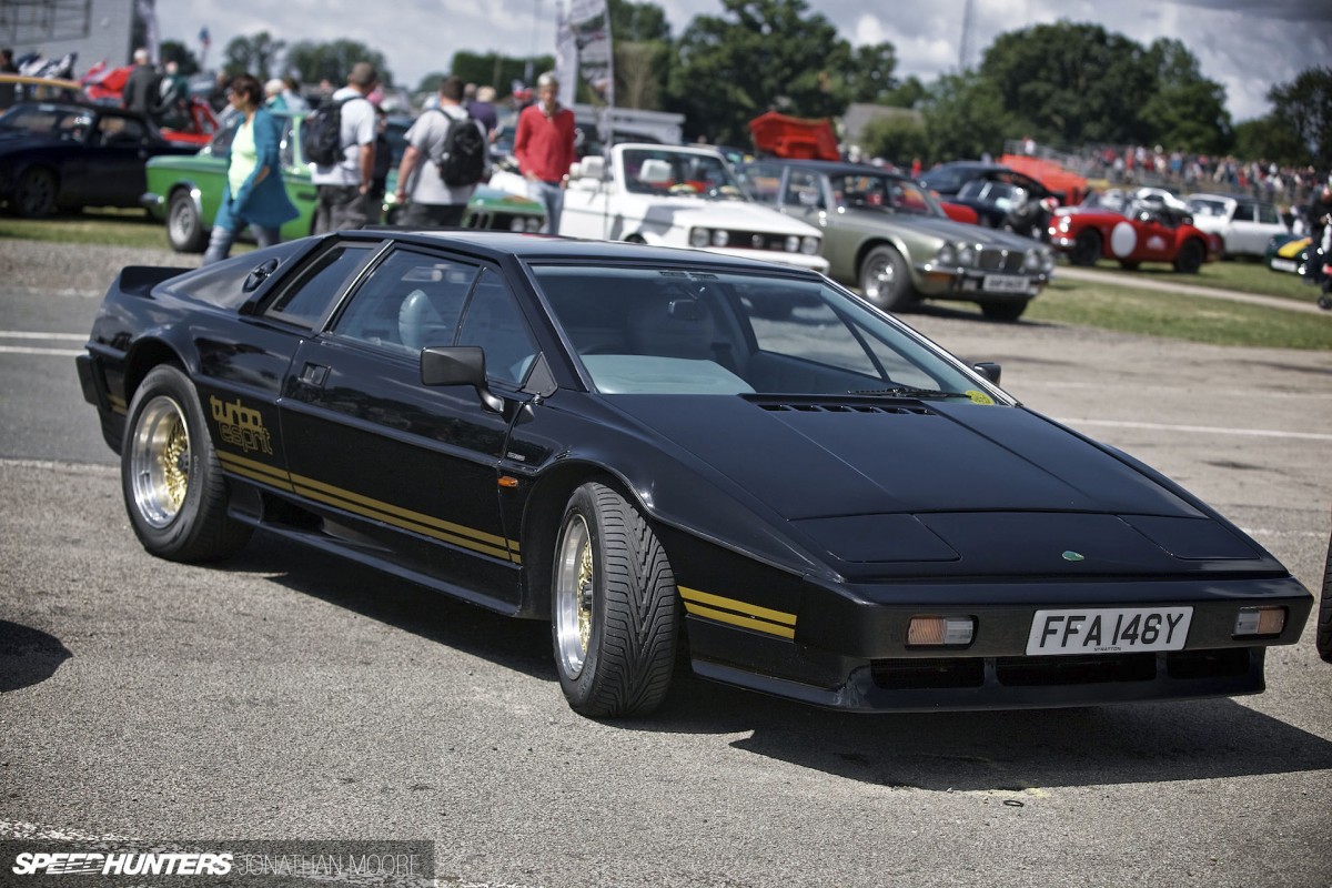 Silverstone_Classic_2015-Lotus_Esprit-011