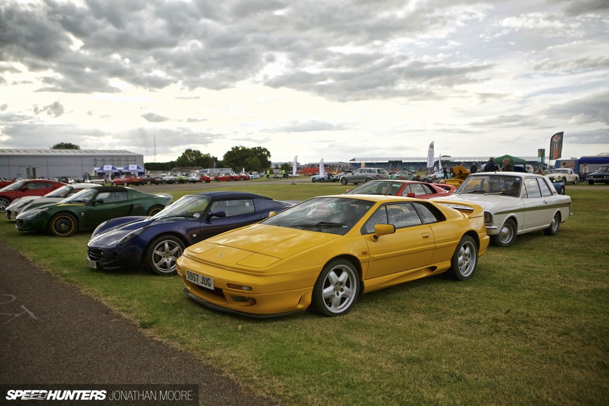 Silverstone_Classic_2015-Lotus_Esprit-013