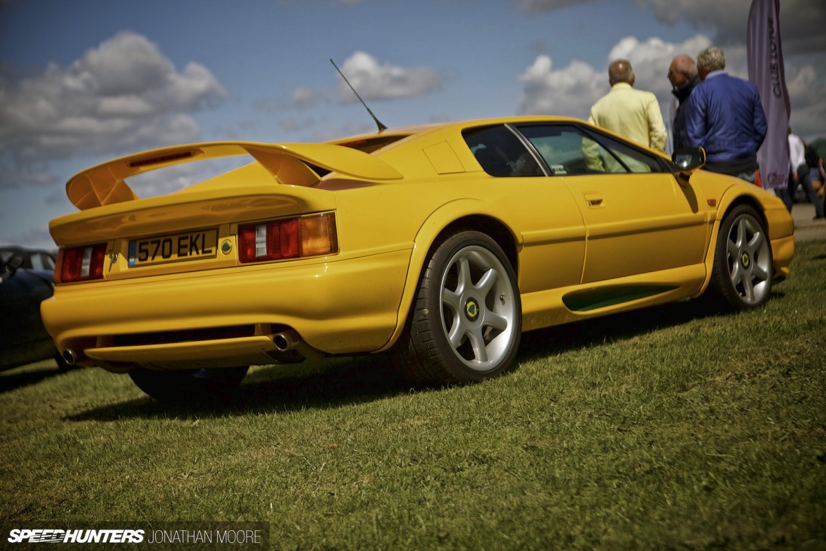 Silverstone_Classic_2015-Lotus_Esprit-014