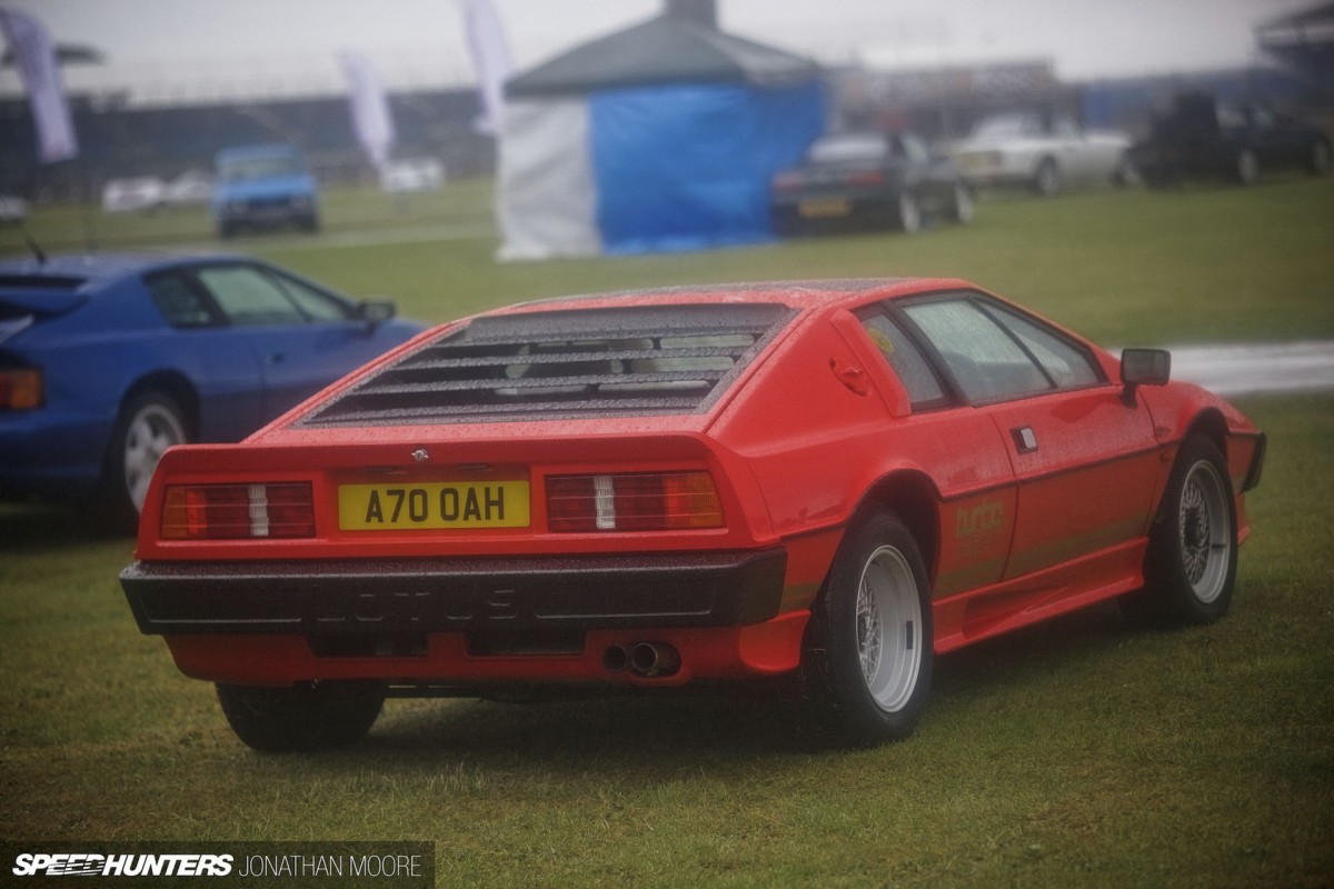 Silverstone_Classic_2015-Lotus_Esprit-019