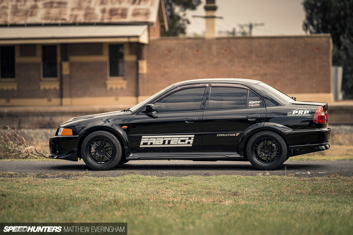 Ultra-black Mitsubishi Lancer Evo looks amazing with sparkly finish