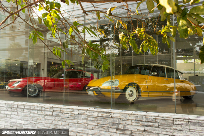 Citroen DS Jaguar E-Type in Bangkok Thailand by Sebastian Motsch
