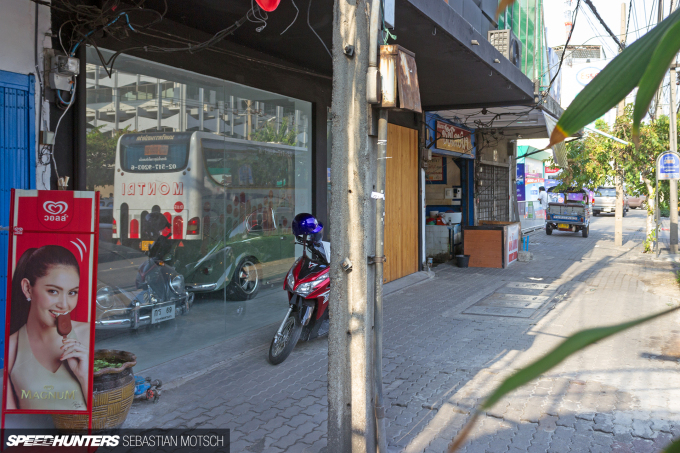 Volkswagen Beetles in Bangkok Thailand by Sebastian Motsch