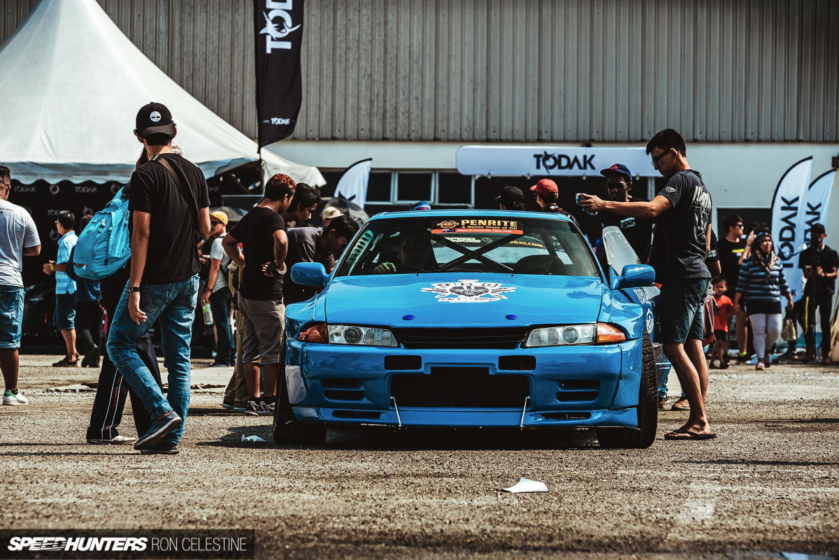 Speedhunters_Ron_Celestne_R32_Drift_1