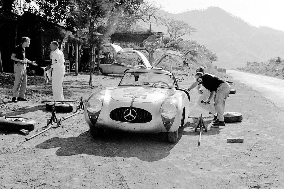 Légende originale : III.  Carrera Panamericana Mexico, 1952. Eines der vielen Reifen-Hilfsdepots die Mercedes-Benz auf der Strecke eingerichtet hatte.  Service-Stop auf der ersten Etappe von Tuxtla Gutierrez nach Oaxaca.  Das Siegerteam Karl Kling / Hans Klenk (contre