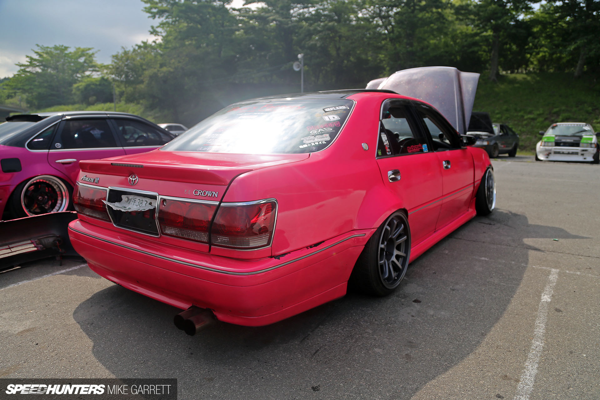 Розовый Toyota Crown
